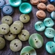 A saisir ! lot de 67 boutons dans les tons verts, marron et bleu - mix taille et couleur
