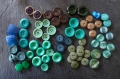 A saisir ! lot de 67 boutons dans les tons verts, marron et bleu - mix taille et couleur