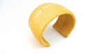 Bracelet large manchette cuir de galuchat perlé (raie) jaune 