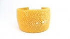 Bracelet large manchette cuir de galuchat perlé (raie) jaune 