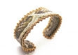 Bracelet manchette fine cuir de python beige et perles de verre dorées 