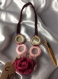 Chic et élégant collier grand rose  de acrylique au crochet 