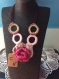 Chic et élégant collier grand rose  de acrylique au crochet 