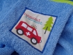 Sortie de bain et gant assorti colori bleu lavande et motif petits véhicules 
